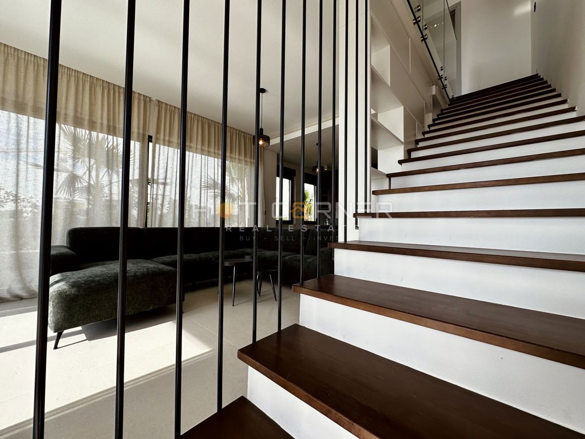 Luksuzna investicijska nepremičnina v medulinu, 3 hiše+čoln