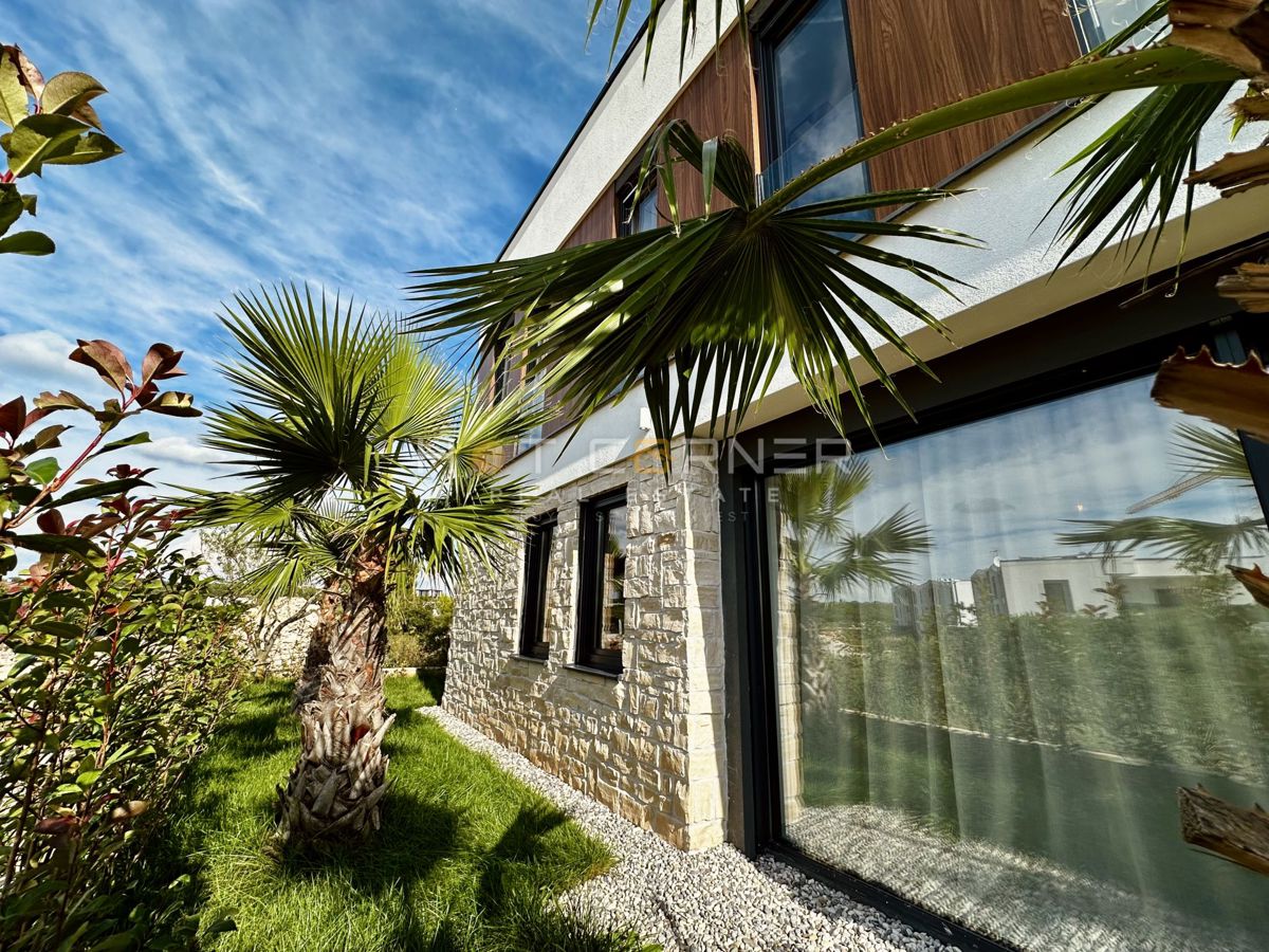 Luksuzna investicijska nepremičnina v medulinu, 3 hiše+čoln