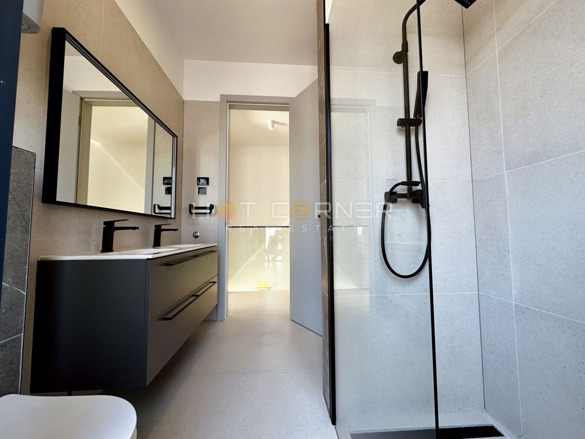 Luksuzna investicijska nepremičnina v medulinu, 3 hiše+čoln