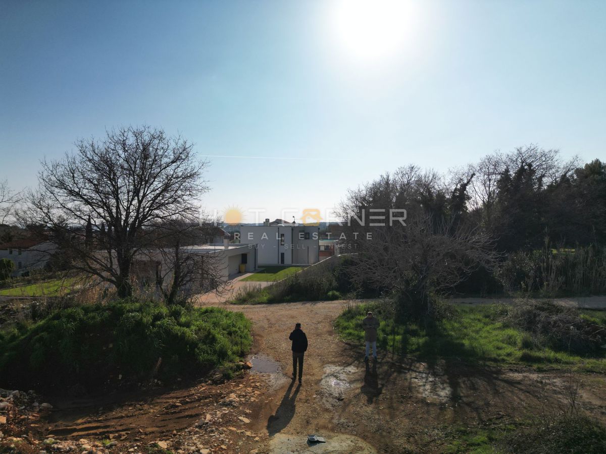 Medulin – zazidljivo zemljišče 600 m², 900 m od morja