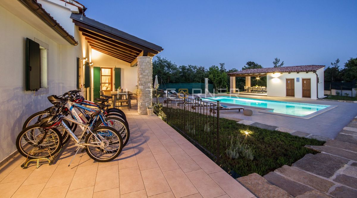Romantična retro chic istrska vila z bazenom in vrtom 1900m2, 2 km od morja 