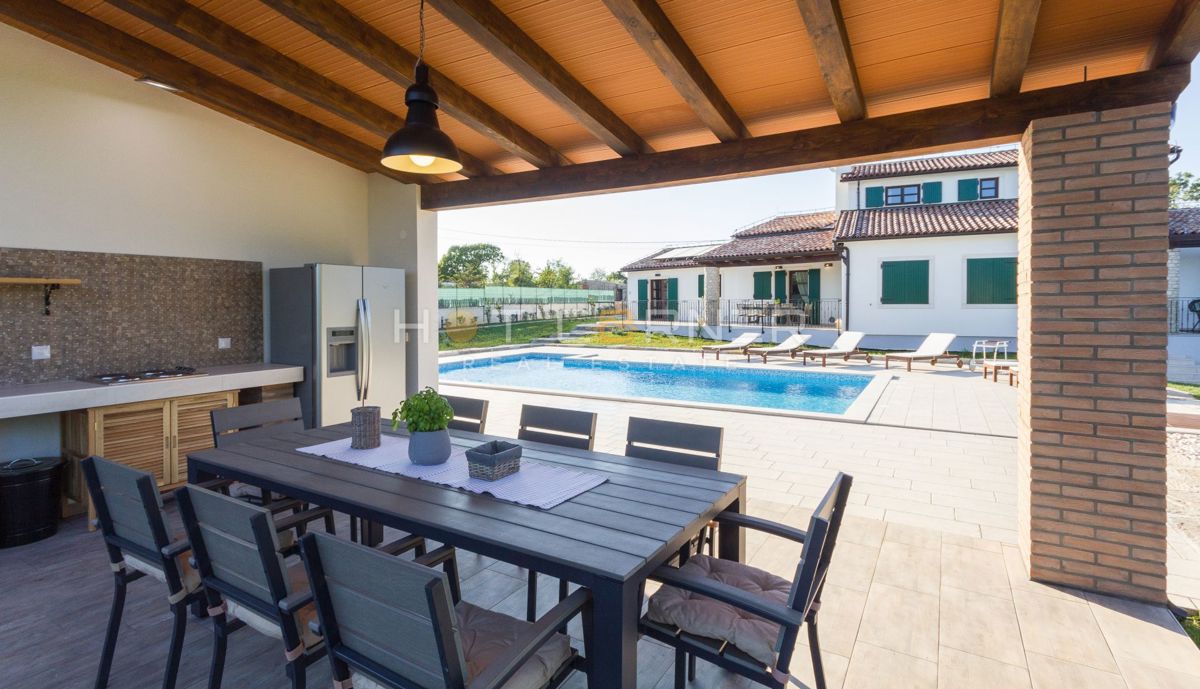 Romantična retro chic istrska vila z bazenom in vrtom 1900m2, 2 km od morja 