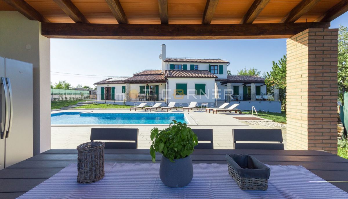 Romantična retro chic istrska vila z bazenom in vrtom 1900m2, 2 km od morja 