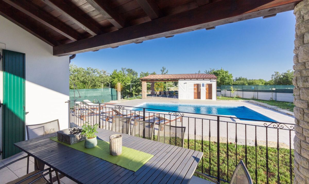 Romantična retro chic istrska vila z bazenom in vrtom 1900m2, 2 km od morja 