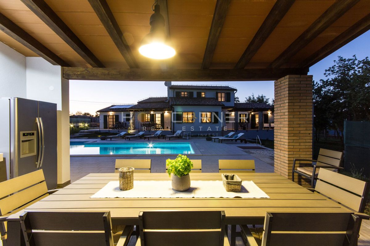 Romantična retro chic istrska vila z bazenom in vrtom 1900m2, 2 km od morja 