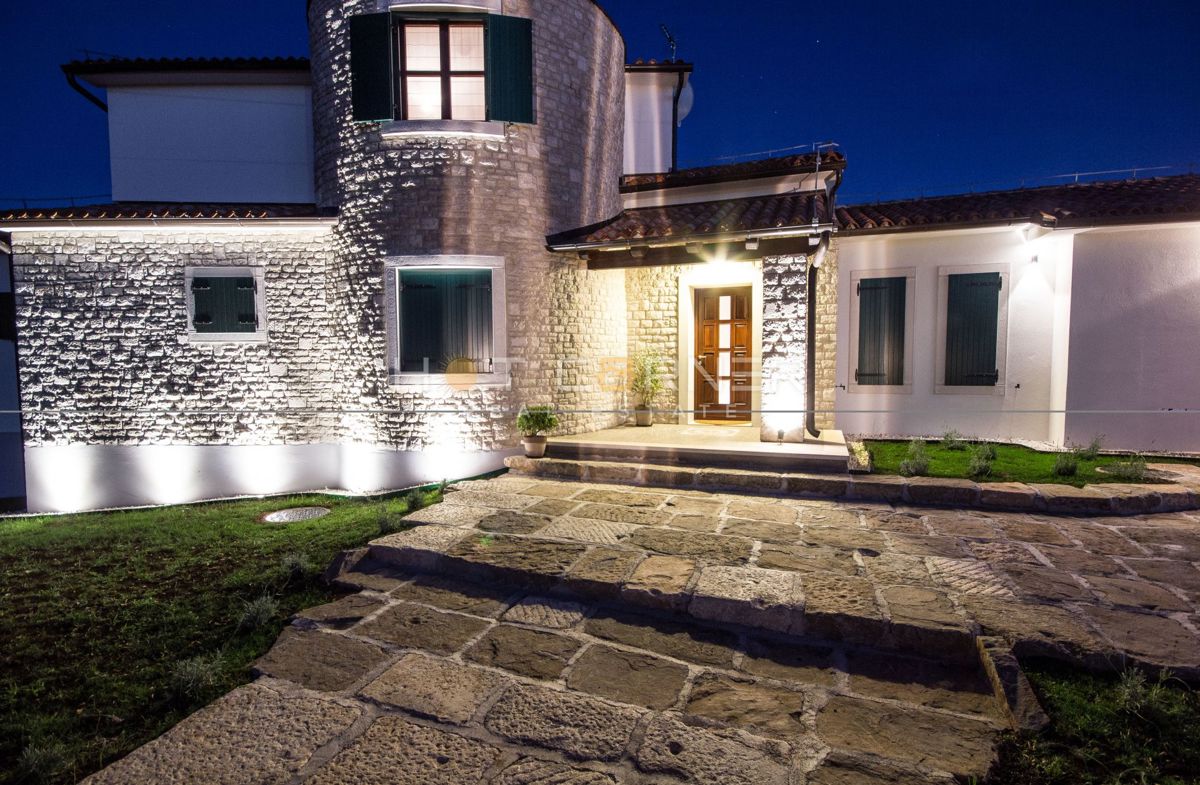 Romantična retro chic istrska vila z bazenom in vrtom 1900m2, 2 km od morja 