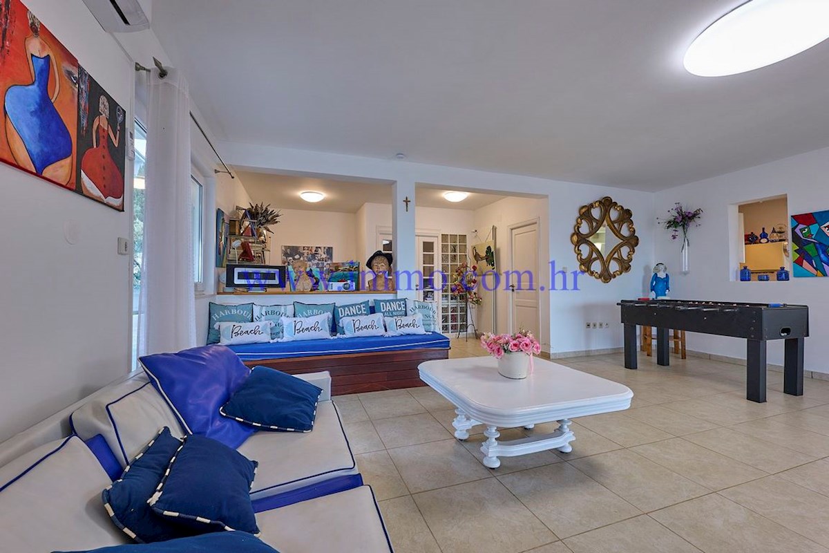 ČUDOVITA VILLA V PRVI VRSTI DO MORJA