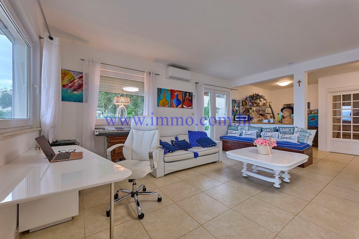 ČUDOVITA VILLA V PRVI VRSTI DO MORJA