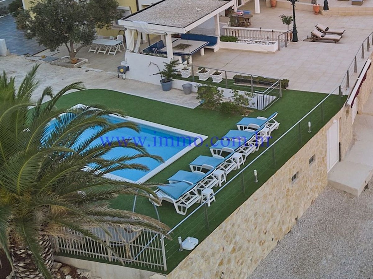 ČUDOVITA VILLA V PRVI VRSTI DO MORJA