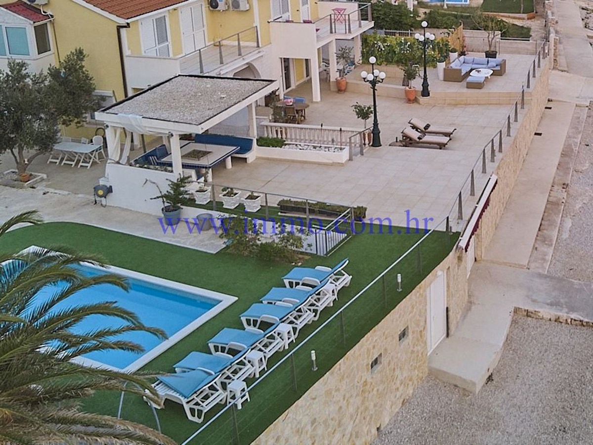 ČUDOVITA VILLA V PRVI VRSTI DO MORJA