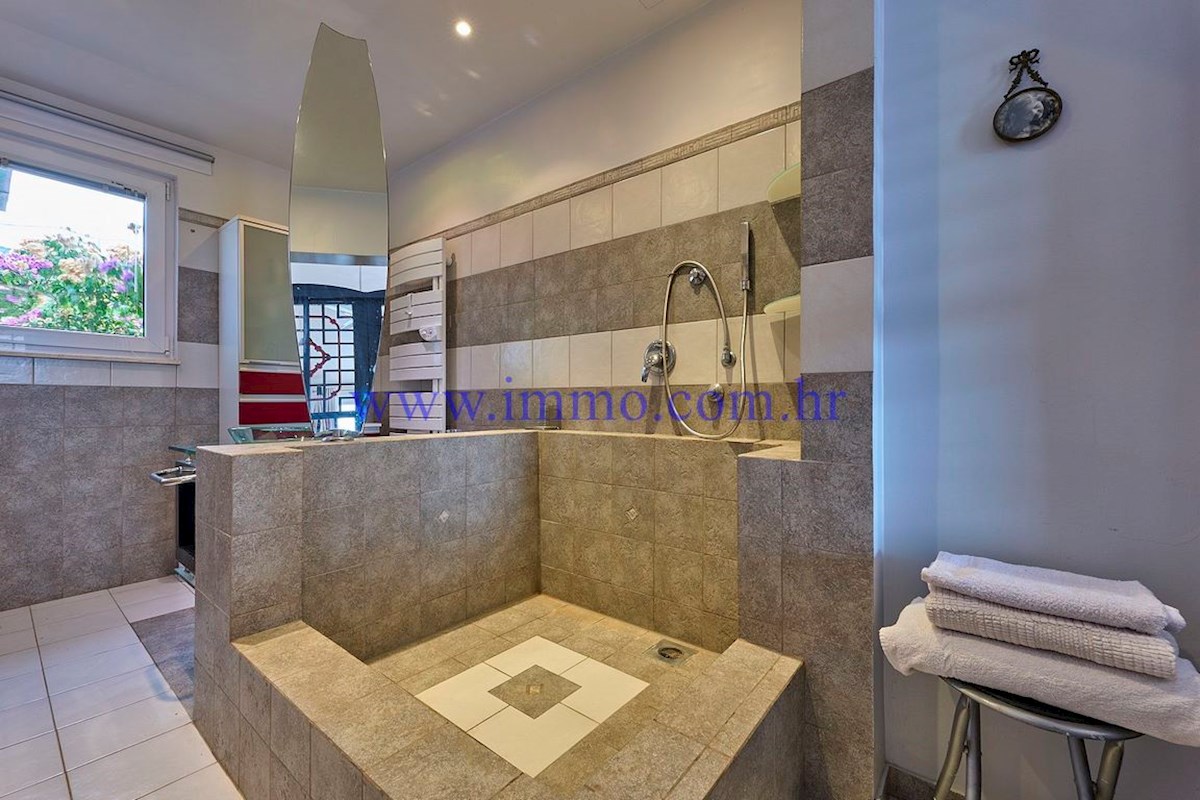 ČUDOVITA VILLA V PRVI VRSTI DO MORJA