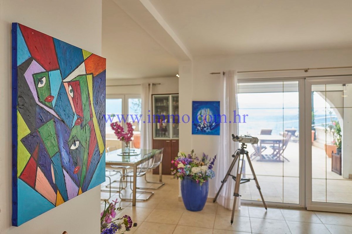 ČUDOVITA VILLA V PRVI VRSTI DO MORJA