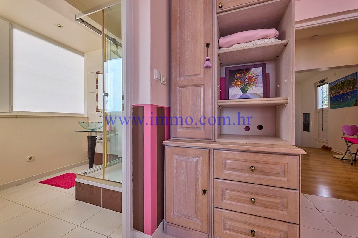 ČUDOVITA VILLA V PRVI VRSTI DO MORJA