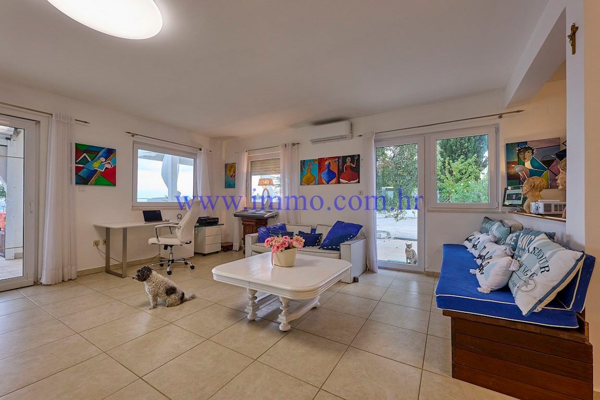 ČUDOVITA VILLA V PRVI VRSTI DO MORJA