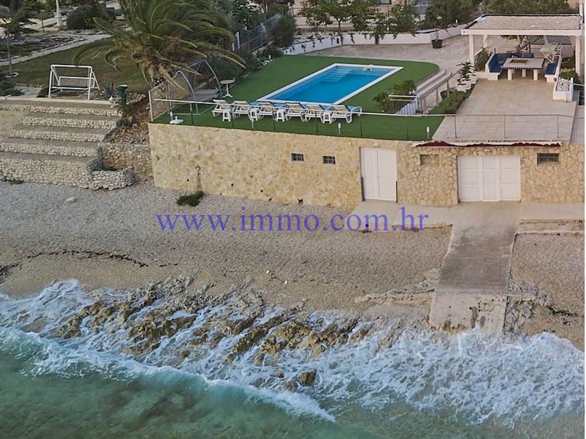 ČUDOVITA VILLA V PRVI VRSTI DO MORJA