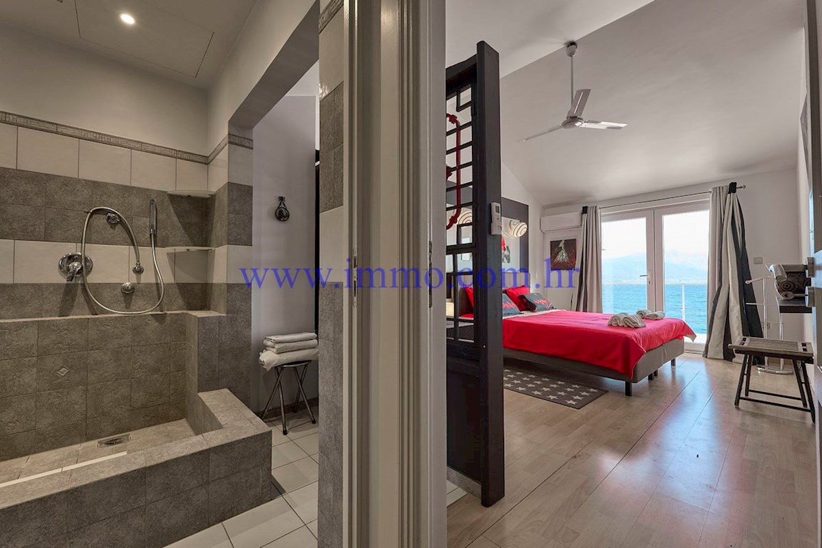 ČUDOVITA VILLA V PRVI VRSTI DO MORJA