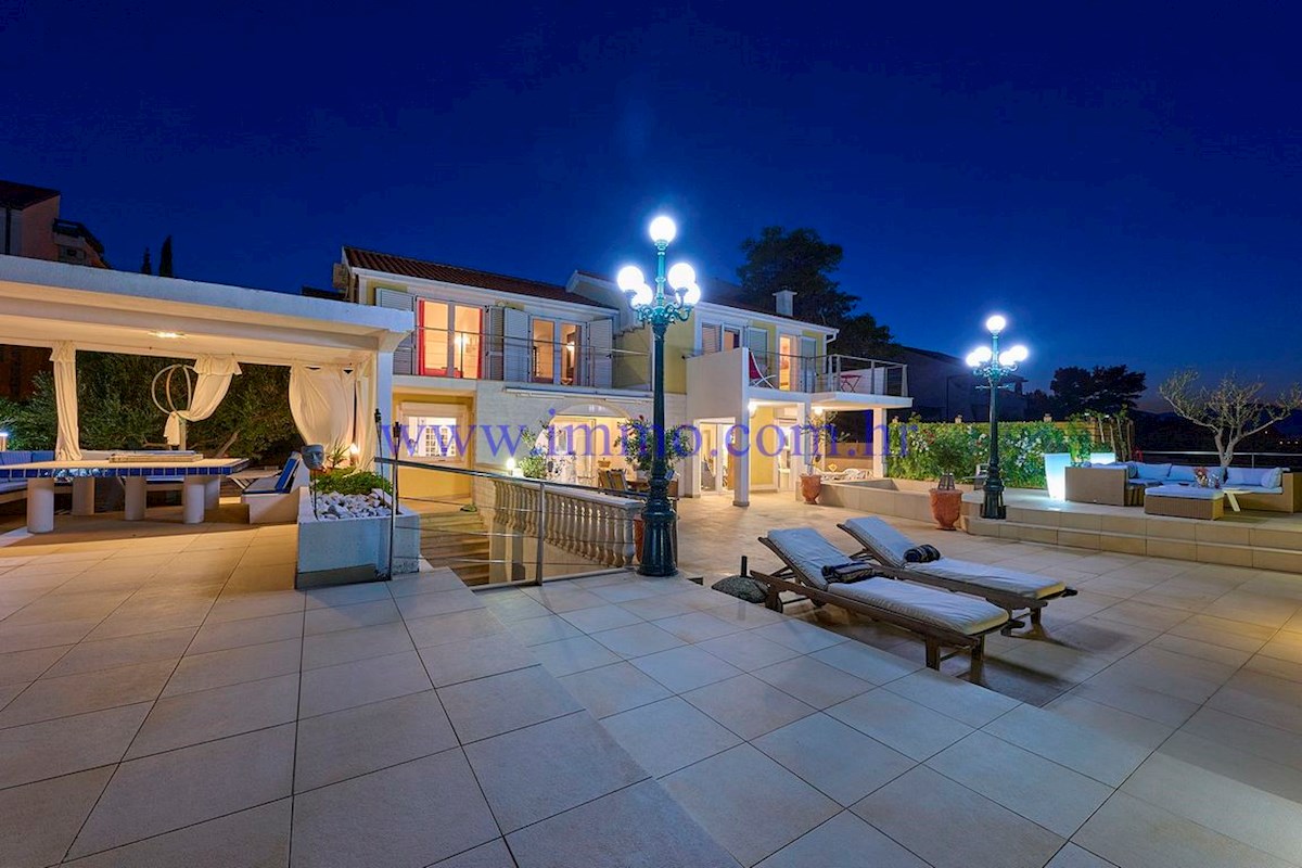 ČUDOVITA VILLA V PRVI VRSTI DO MORJA