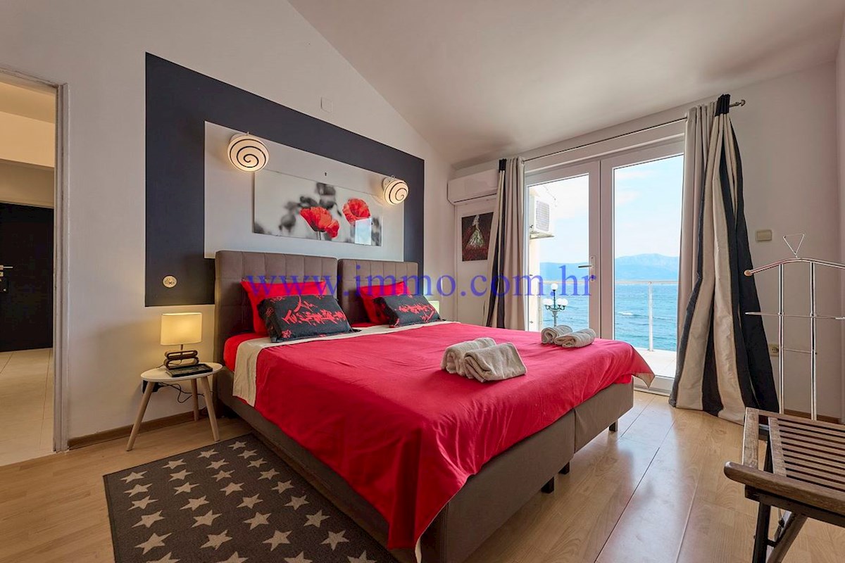 ČUDOVITA VILLA V PRVI VRSTI DO MORJA