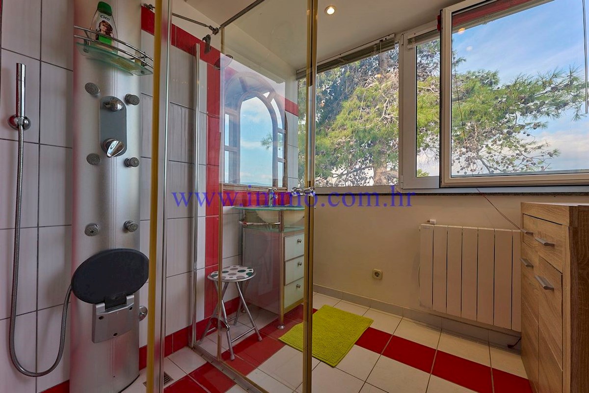 ČUDOVITA VILLA V PRVI VRSTI DO MORJA