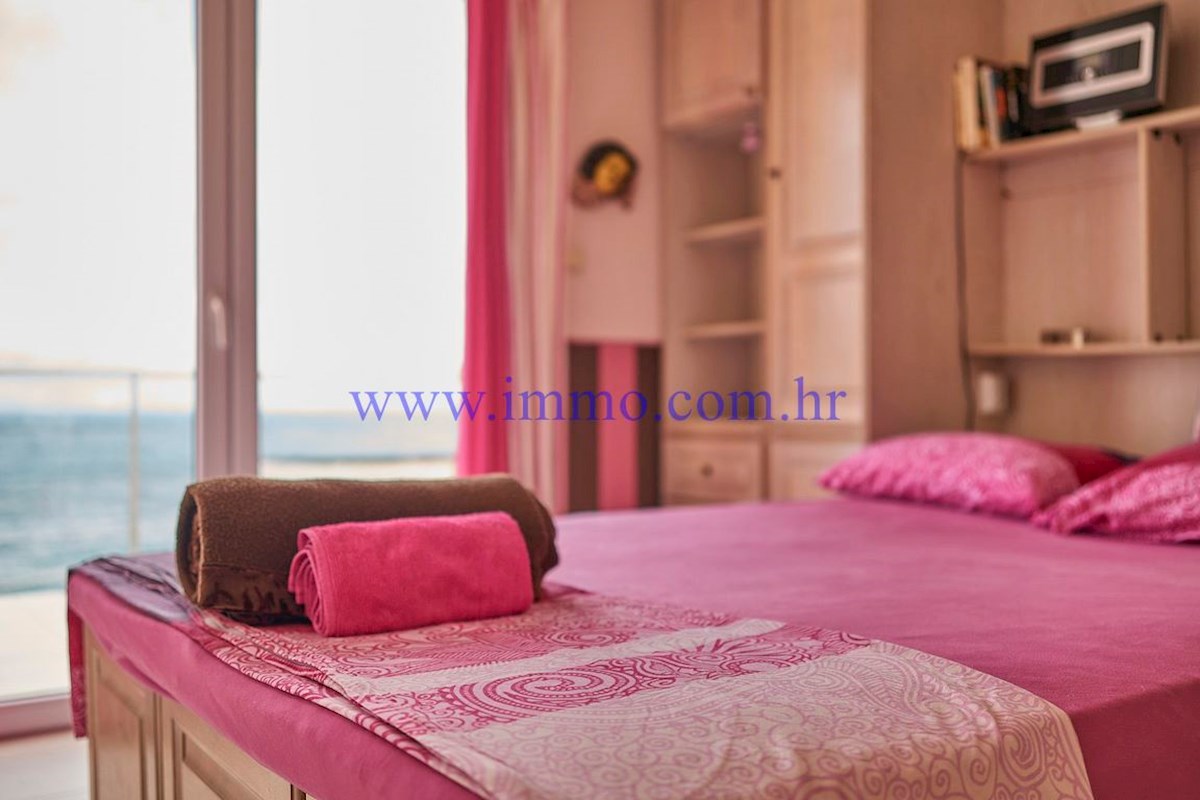 ČUDOVITA VILLA V PRVI VRSTI DO MORJA