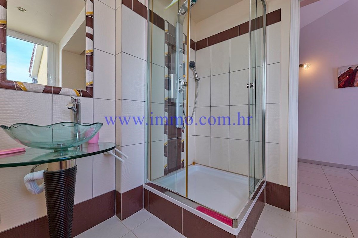 ČUDOVITA VILLA V PRVI VRSTI DO MORJA