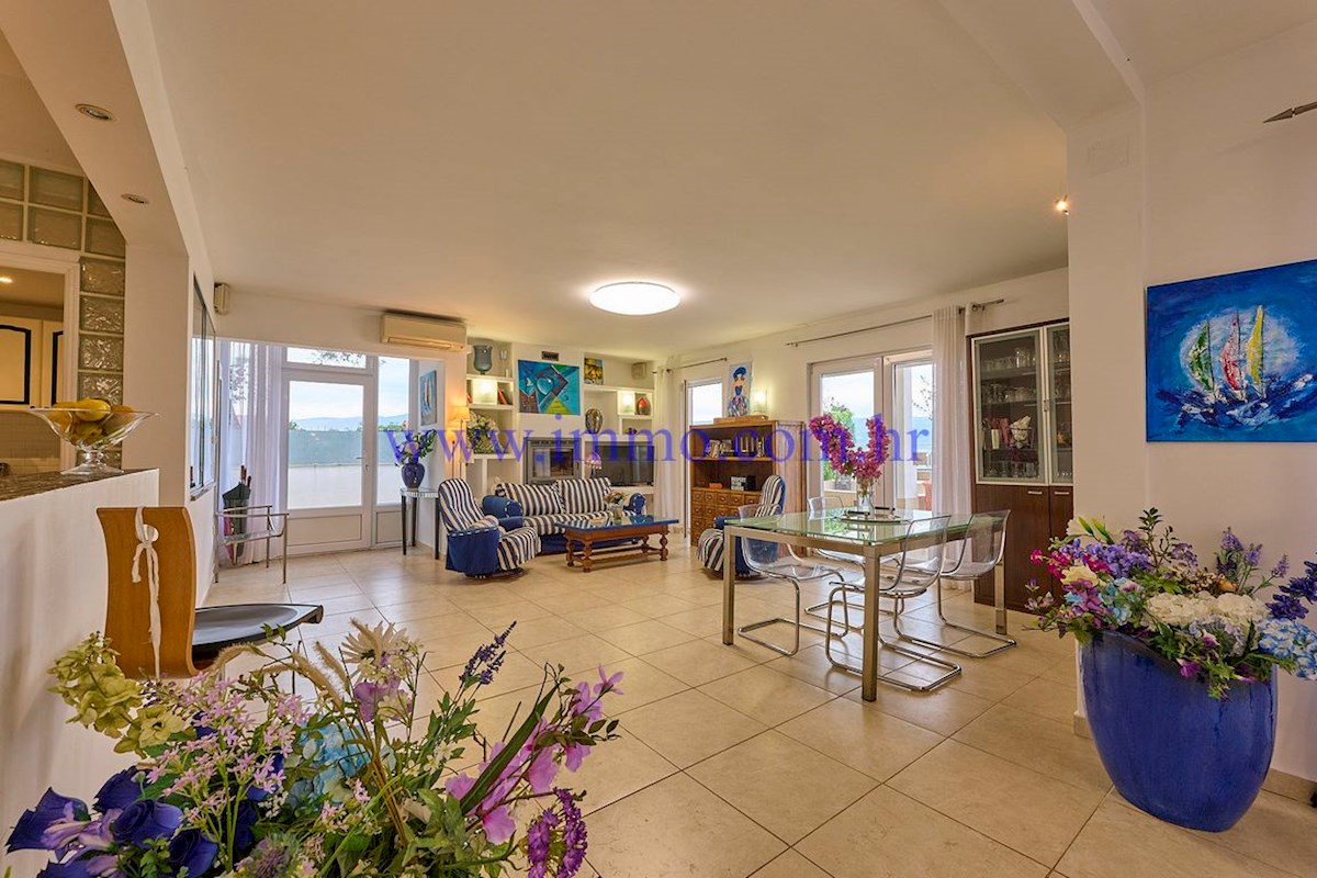 ČUDOVITA VILLA V PRVI VRSTI DO MORJA