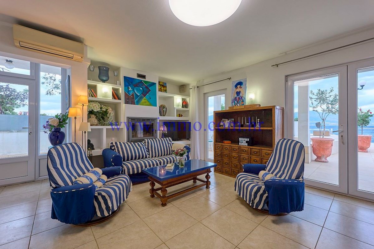 ČUDOVITA VILLA V PRVI VRSTI DO MORJA