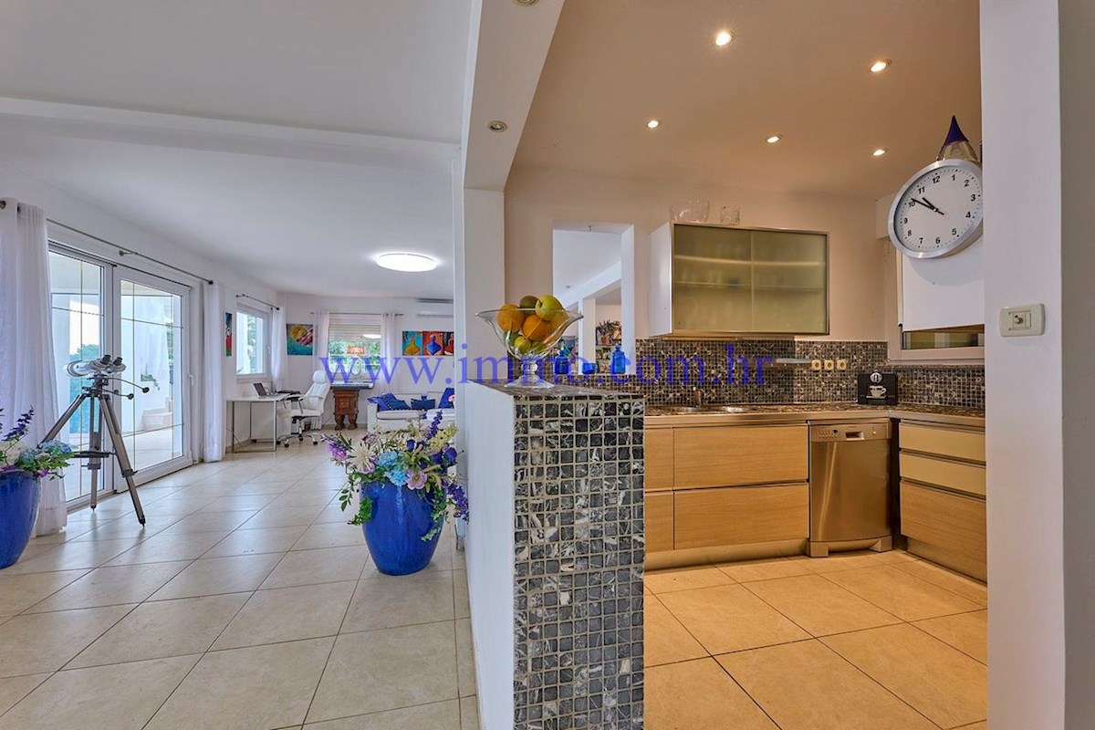 ČUDOVITA VILLA V PRVI VRSTI DO MORJA