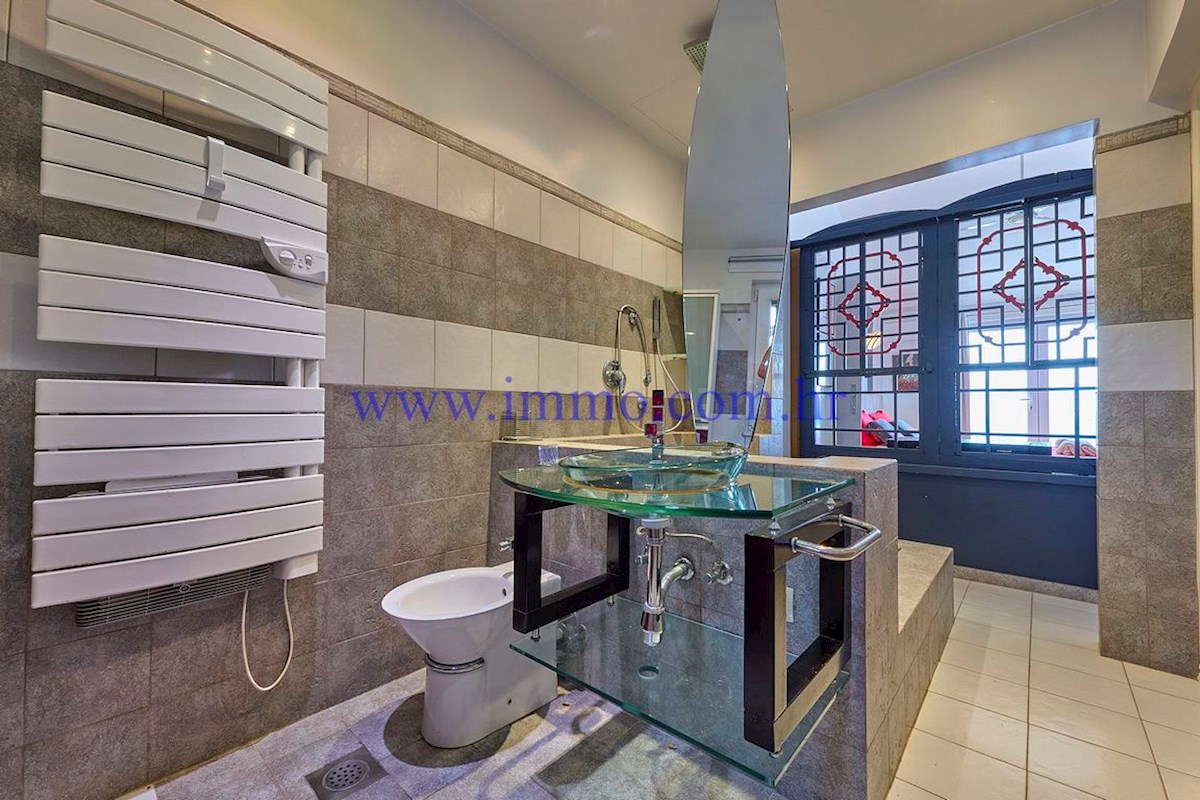 ČUDOVITA VILLA V PRVI VRSTI DO MORJA