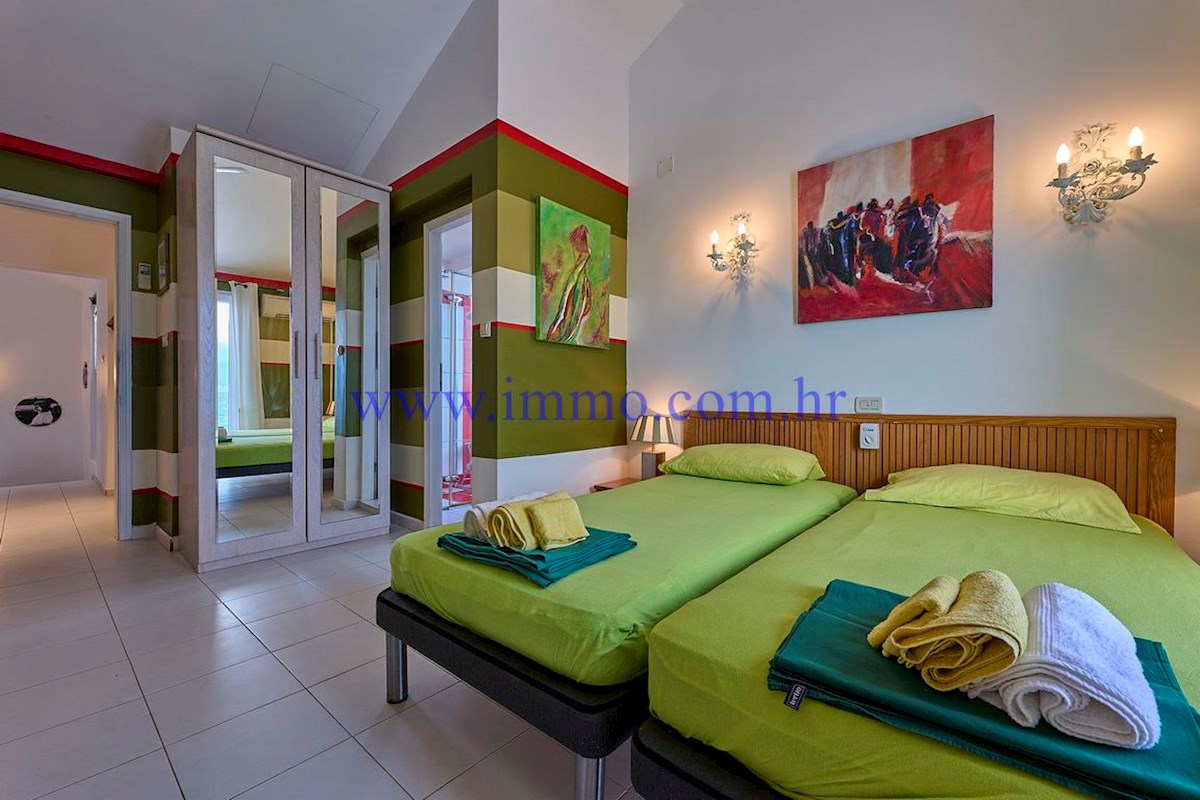 ČUDOVITA VILLA V PRVI VRSTI DO MORJA