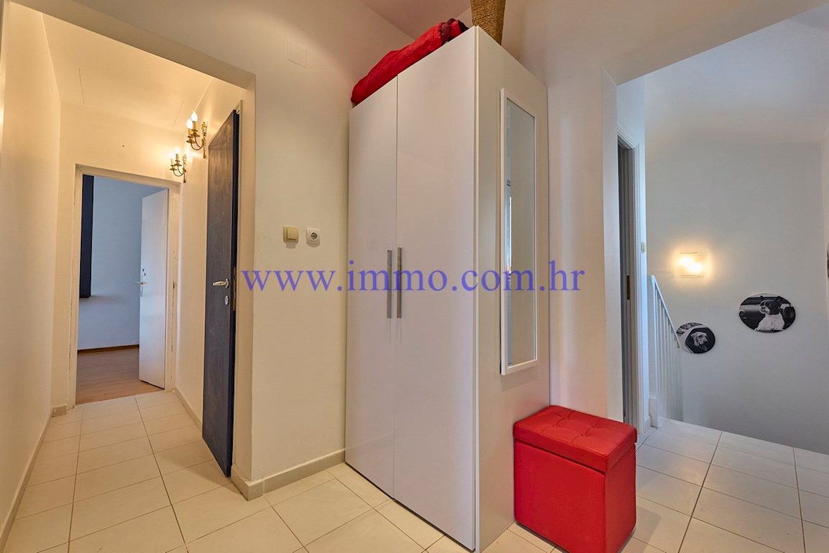 ČUDOVITA VILLA V PRVI VRSTI DO MORJA