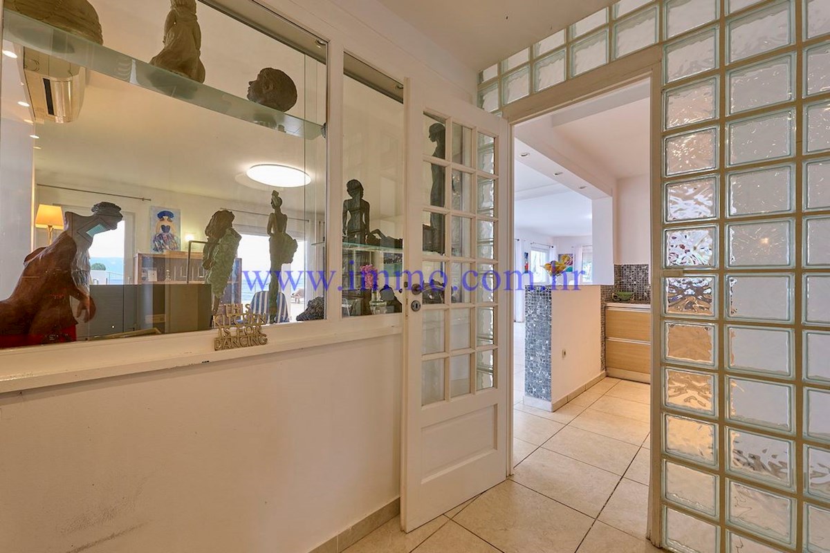 ČUDOVITA VILLA V PRVI VRSTI DO MORJA