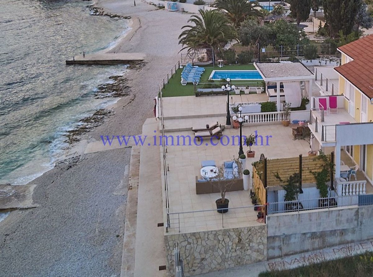 ČUDOVITA VILLA V PRVI VRSTI DO MORJA