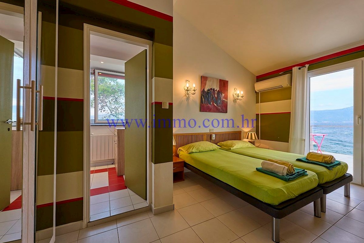 ČUDOVITA VILLA V PRVI VRSTI DO MORJA