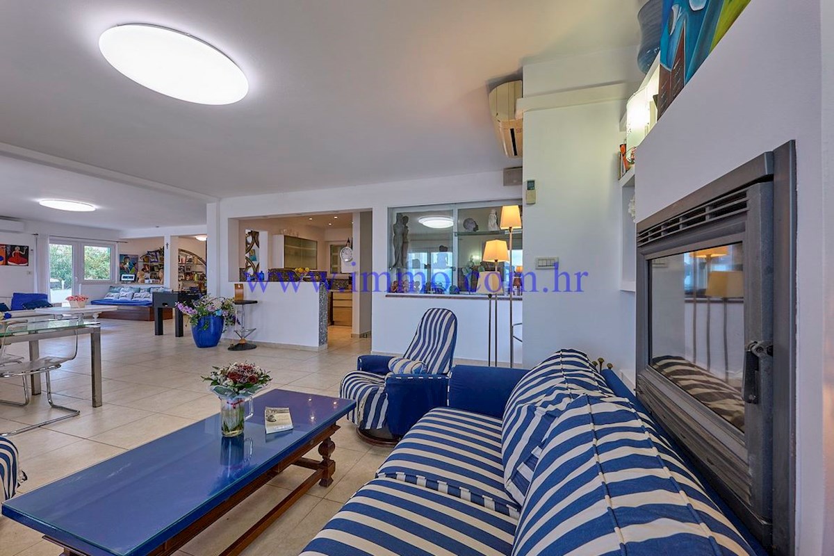 ČUDOVITA VILLA V PRVI VRSTI DO MORJA