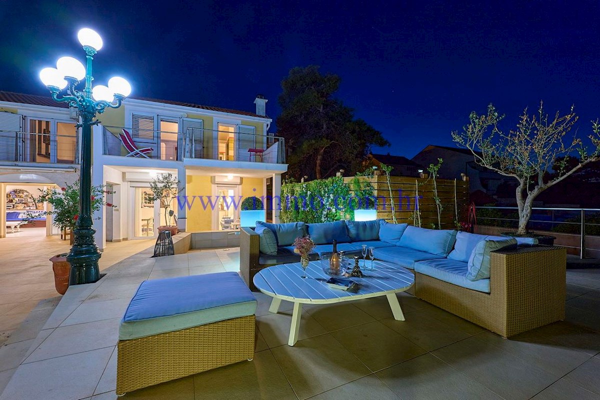 ČUDOVITA VILLA V PRVI VRSTI DO MORJA