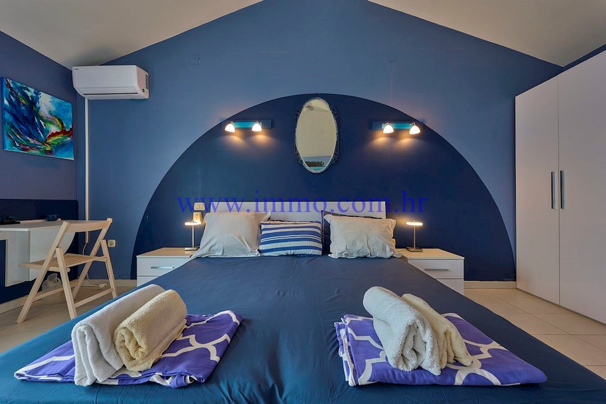 ČUDOVITA VILLA V PRVI VRSTI DO MORJA