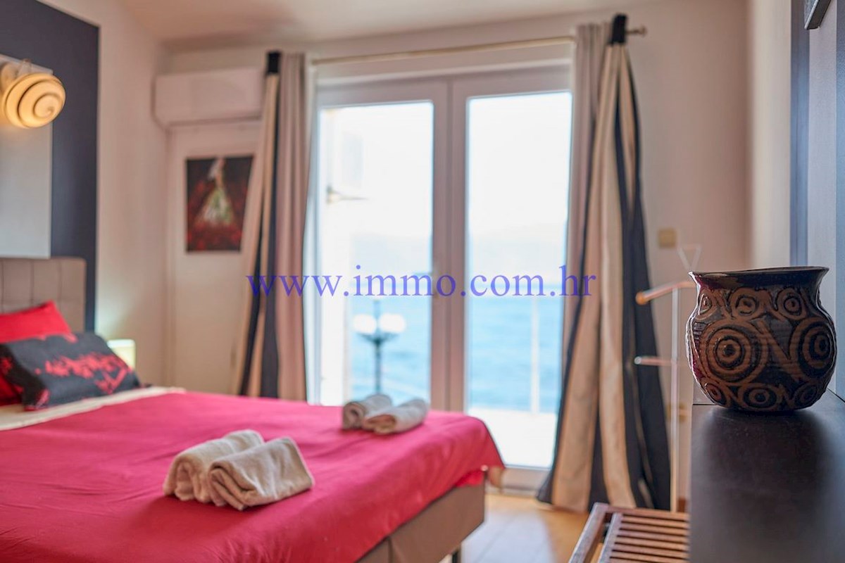 ČUDOVITA VILLA V PRVI VRSTI DO MORJA