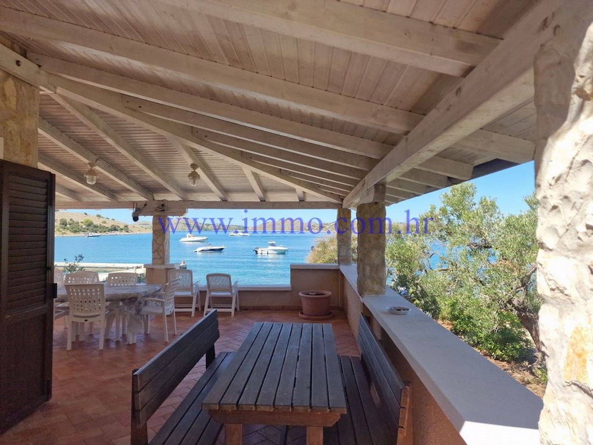 ARHIPELAG KORNATI. HIŠA V PRVEM VRSTI DO MORJA