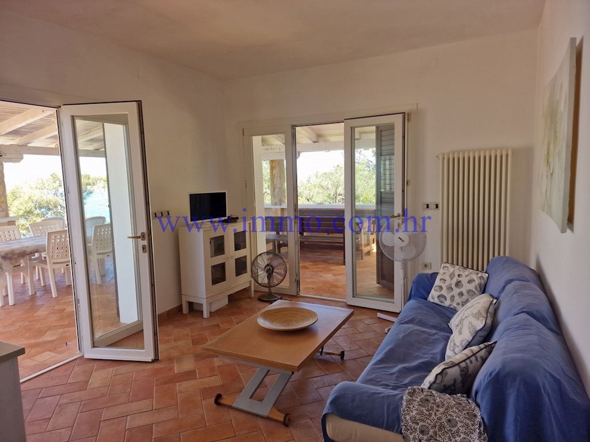 ARHIPELAG KORNATI. HIŠA V PRVEM VRSTI DO MORJA