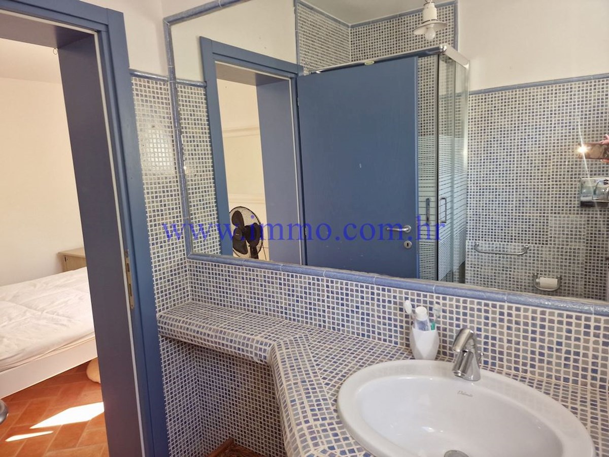 ARHIPELAG KORNATI. HIŠA V PRVEM VRSTI DO MORJA