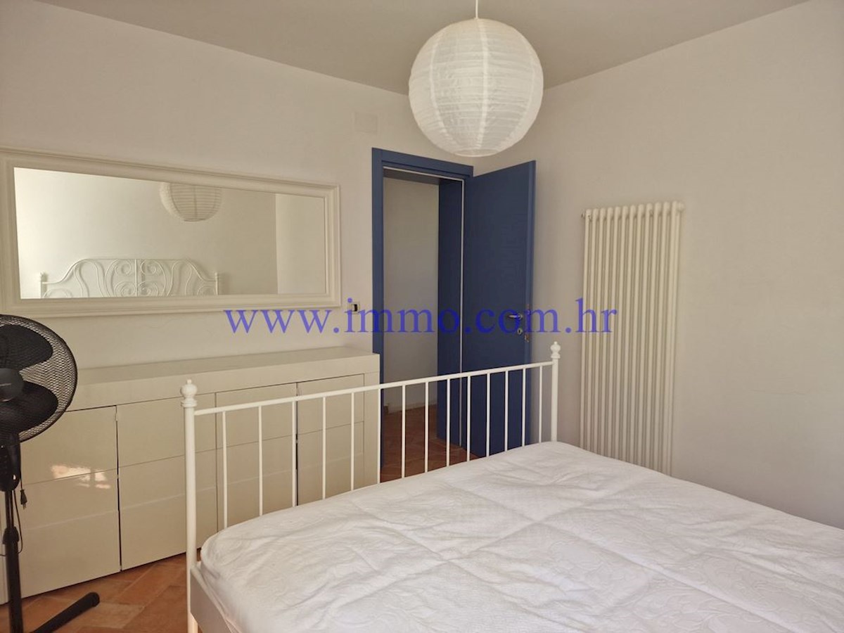 ARHIPELAG KORNATI. HIŠA V PRVEM VRSTI DO MORJA