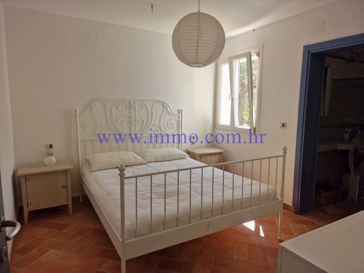 ARHIPELAG KORNATI. HIŠA V PRVEM VRSTI DO MORJA