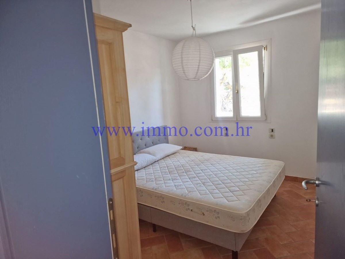 ARHIPELAG KORNATI. HIŠA V PRVEM VRSTI DO MORJA