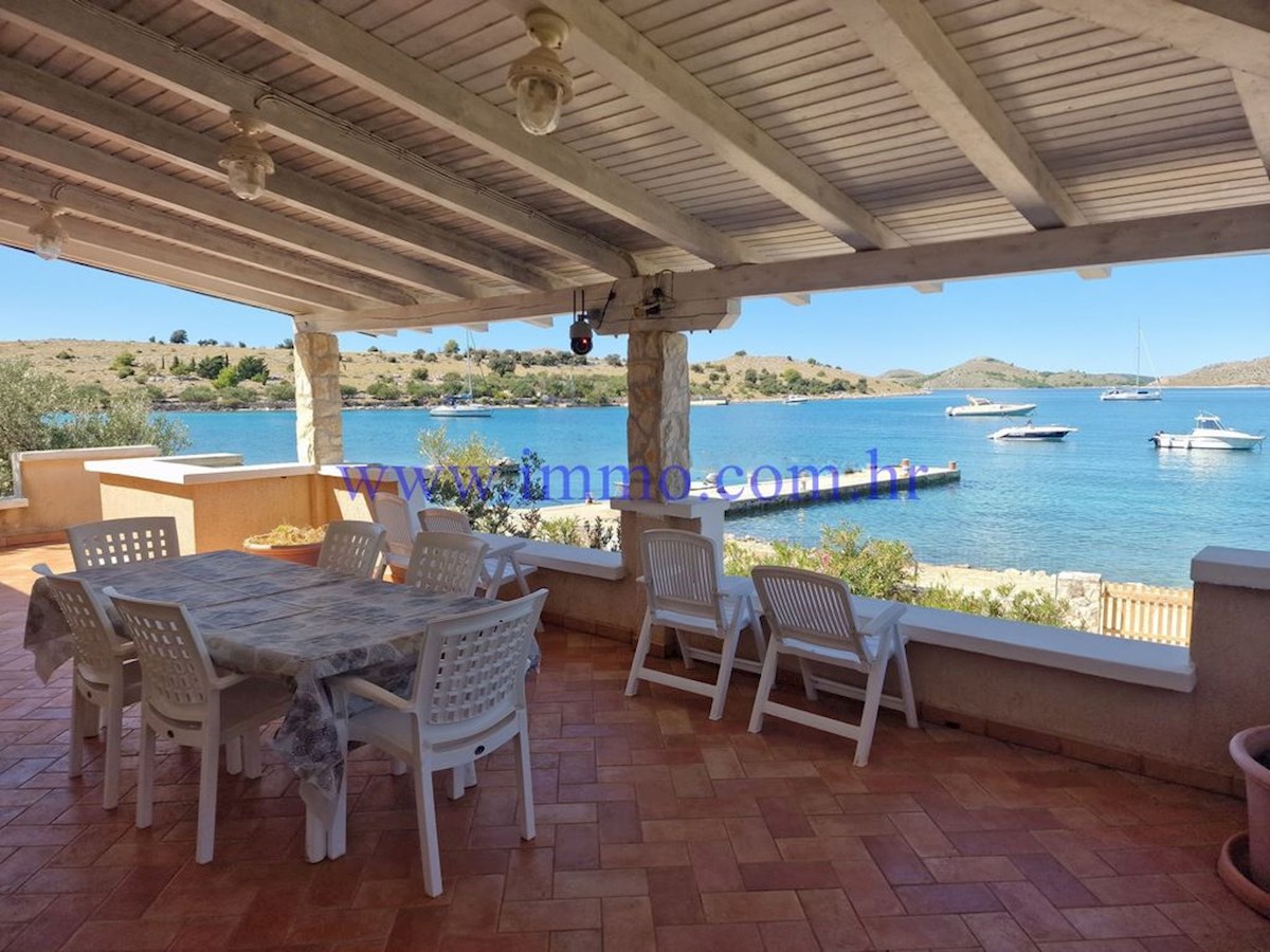 ARHIPELAG KORNATI. HIŠA V PRVEM VRSTI DO MORJA