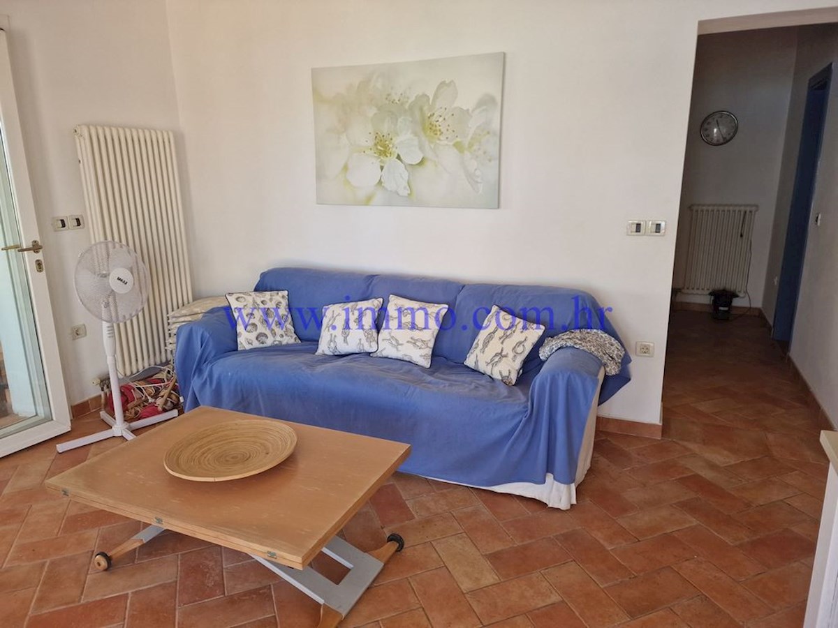 ARHIPELAG KORNATI. HIŠA V PRVEM VRSTI DO MORJA