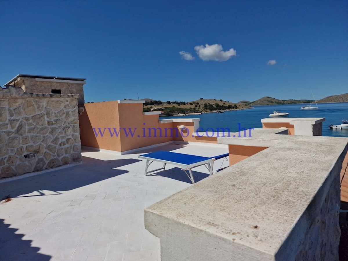 ARHIPELAG KORNATI. HIŠA V PRVEM VRSTI DO MORJA