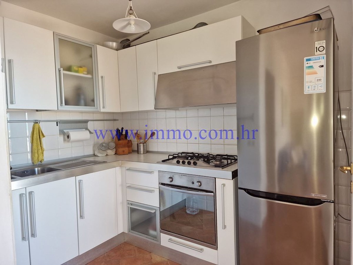 ARHIPELAG KORNATI. HIŠA V PRVEM VRSTI DO MORJA