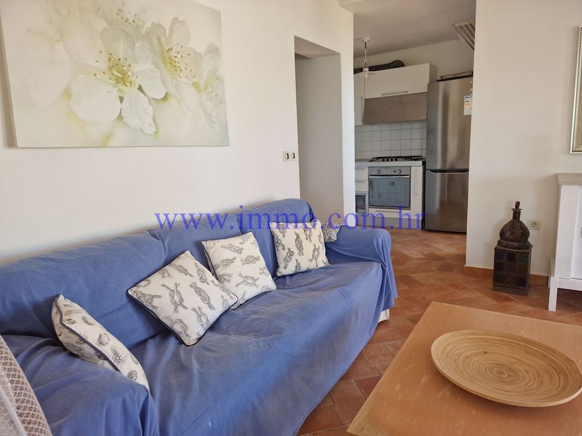 ARHIPELAG KORNATI. HIŠA V PRVEM VRSTI DO MORJA