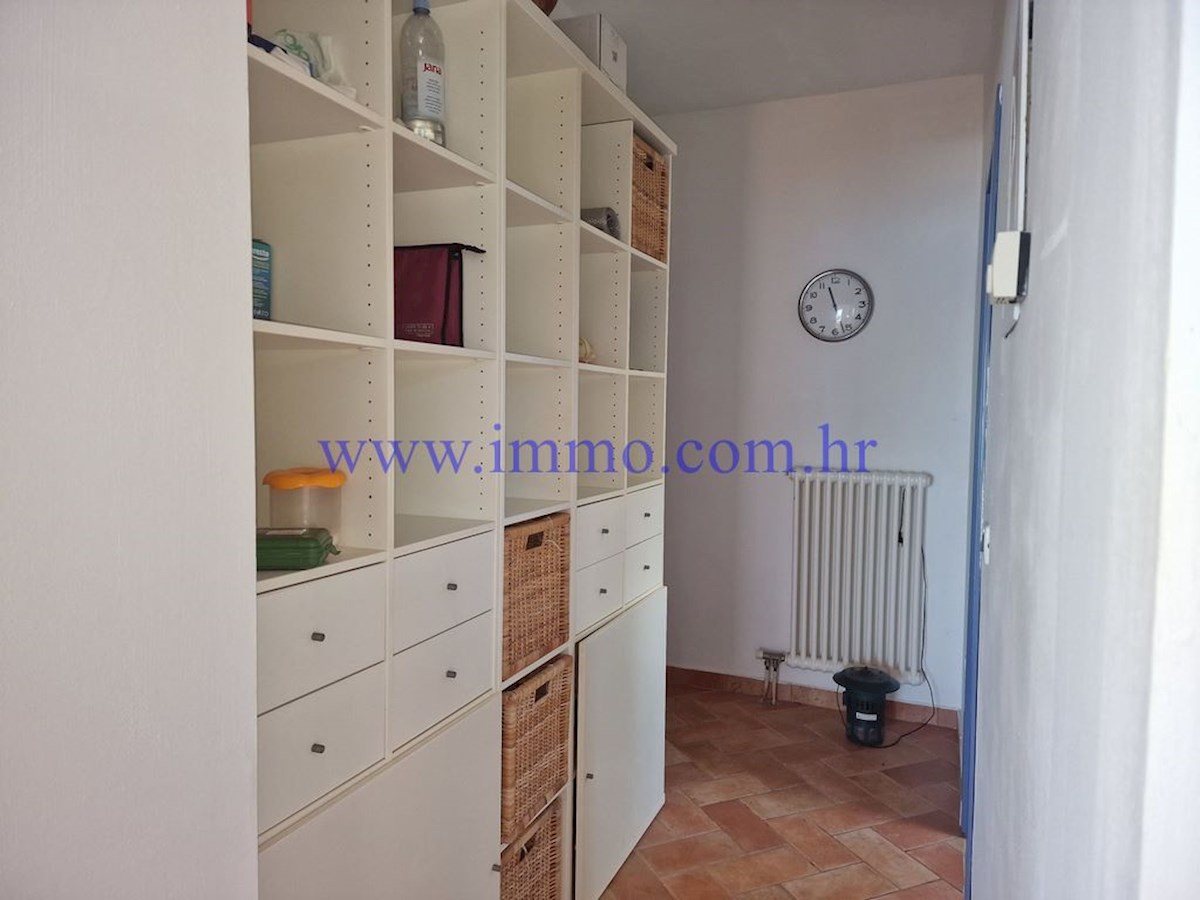 ARHIPELAG KORNATI. HIŠA V PRVEM VRSTI DO MORJA